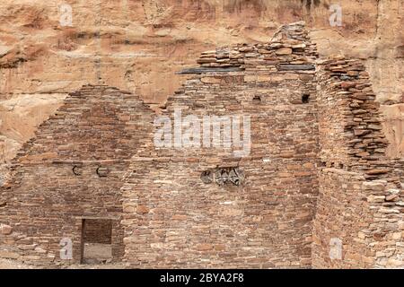 NM00615-00...NEW MEXICO - Masonary stone walls at Chetro Ketl in Chaco Culture National Historic Park. Stock Photo