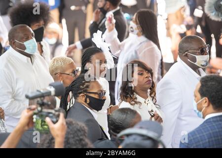 Houston, Texas, USA. 9th June, 2020. Family members and friends prepare to enter the sanctuary of Fountain of Praise Church in Houston on June 9, 2020 for the service honoring the life of GEORGE FLOYD. Floyd will be buried in Pearland Cemetery. Credit: Bob Daemmrich/ZUMA Wire/Alamy Live News Stock Photo