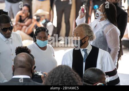 Houston, Texas, USA. 9th June, 2020. Family members along with Reverend AL Sharpton prepare to enter the sanctuary of Fountain of Praise Church in Houston on June 9, 2020 for the service honoring the life of GEORGE FLOYD. Floyd will be buried in Pearland Cemetery. Credit: Bob Daemmrich/ZUMA Wire/Alamy Live News Stock Photo