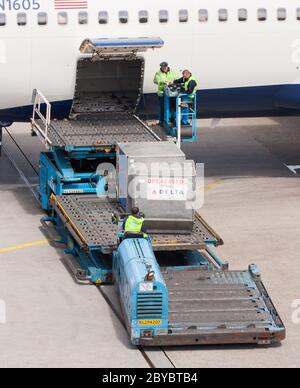 Boeing 767-332ER of Delta is being loaded Stock Photo