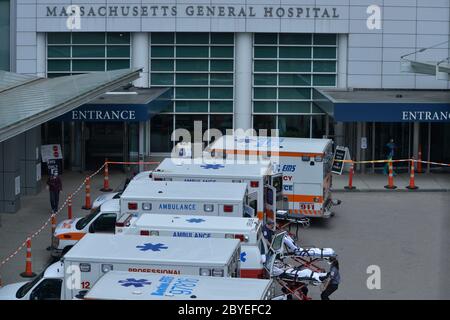 Boston, Massachusetts, USA. 9th June, 2020. COVID 19 CORONA VIRUS PANDEMIC - A busy day at the Emergency receiving area at Massachusetts General Hospital. Covid -19 and other patients arrive through the day. Cases and deaths from Covid-19 have been dropping s Massachusetts begin a planned reopening of the state to business.Newly Reported.Cases Today263.Total Cases.103,889.Newly Reported.Deaths Today.55.Total Deaths.7,408. Credit: Kenneth Martin/ZUMA Wire/Alamy Live News Stock Photo