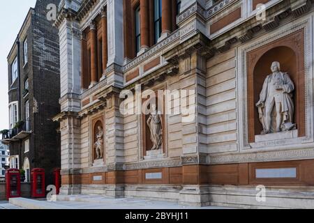 England, London, Westminster, Mayfair, Burlington Gardens, Royal Acadamy of Arts aka RA, North Wall, Statue of Leibitz, Cuvier and Linnaeus Stock Photo