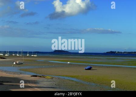 Landscape arround Saint-Jacut-de-la-Mer in Brittany, in France at low tide with boats lying on the sand Stock Photo