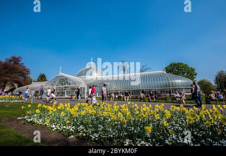 People enjoying good weather at the Kibble Palace, Botanic Gardens Glasgow, Scotland Stock Photo