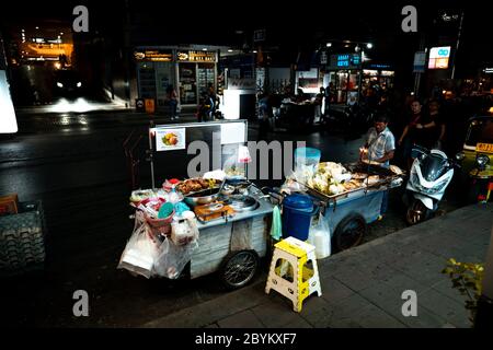 BANGKOK - THAILAND - NOVEMBER 29, 2019 Thai street food, The market in Thailand is full of food. And will sell on the street. Night in Bangkok Stock Photo