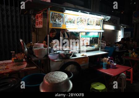 BANGKOK - THAILAND - NOVEMBER 29, 2019 Thai street food, The market in Thailand is full of food. And will sell on the street. Night in Bangkok Stock Photo