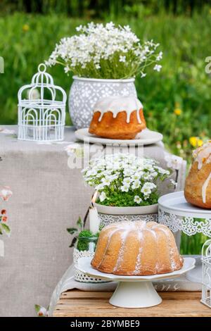 Easter cakes and flowers in the garden. Rustic decorations. Festive time Stock Photo