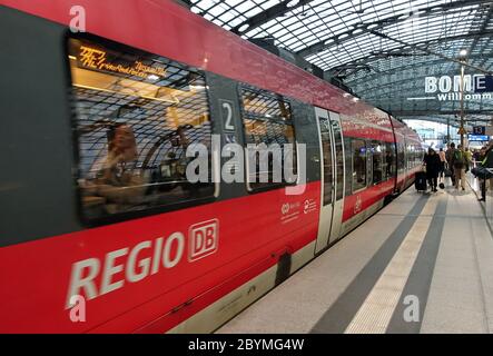 28.02.2020, Berlin, Saxony, Germany - Regional express of line 3 in the main station. 00S200228D382CAROEX.JPG [MODEL RELEASE: NO, PROPERTY RELEASE: NO Stock Photo