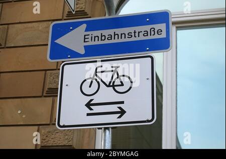 28.02.2020, Mannheim, Baden-Wuerttemberg, Germany - Traffic Signs: One-way street and bicycles both ways. 00S200228D464CAROEX.JPG [MODEL RELEASE: NO, Stock Photo