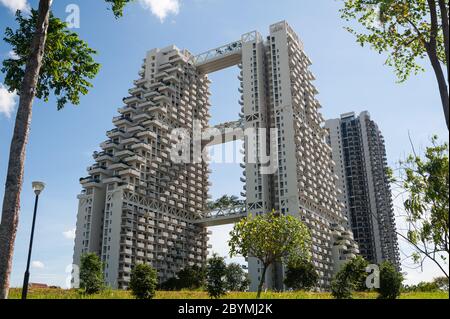 09.05.2020, Singapore, , Singapore - View of the Sky Habitat high-rise residential building in the Bishan district, designed by Israeli-Canadian archi Stock Photo