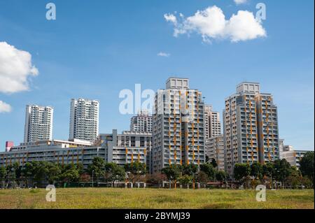 09.05.2020, Singapore, , Singapore - View of typical HDB (Housing and Development Board) high-rise public housing from the 1980s in the Bishan distric Stock Photo