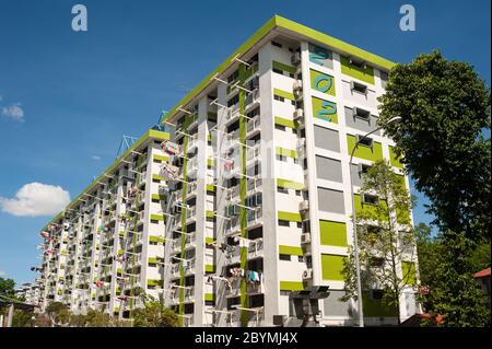 09.05.2020, Singapore, , Singapore - View of typical HDB (Housing and Development Board) high-rise public housing from the 1970s in the Ang Mo Kio dis Stock Photo