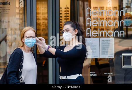 24.04.2020, Essen, North Rhine-Westphalia, Germany - Customers at Fielmann who do not have their own face mask are given a mouth-and-nose protection g Stock Photo