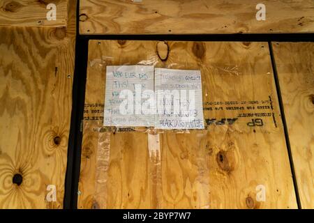 Black workers put out of work from the looting of their 7-Eleven store in the Chelsea neighborhood in New York post a note about how they have no jobs now after looting associated with the protests related to the death of George Floyd, seen on Wednesday, June 3, 2020. (© Richard B. Levine) Stock Photo