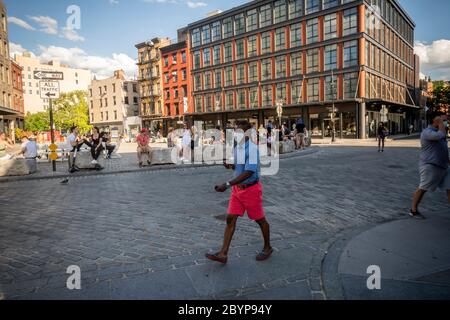 Customers take advantage of relaxed liquor laws and “grab and go” cocktails outside a restaurant in the Meatpacking District in New York on Saturday, May 30, 2020. (© Richard B. Levine) Stock Photo