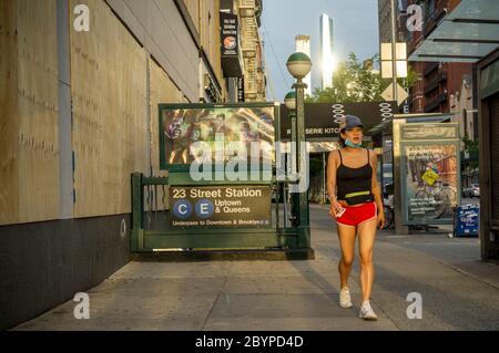 The Chelsea neighborhood in New York prior to sundown and the implementation of the 8PM curfew to prevent looting and vandalization associated with the protests related to the death of George Floyd, seen on Wednesday, June 3, 2020. (© Richard B. Levine) Stock Photo