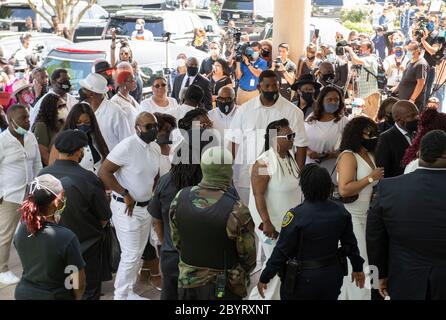 Houston, Texas, USA. 9th June, 2020. Family members and friends of the George Floyd family prepare to enter the sanctuary of Fountain of Praise Church in Houston on June 9, 2020 for the service honoring the life of Floyd, who was killed in an encounter with Minneapolis police two weeks ago. Credit: Bob Daemmrich/ZUMA Wire/Alamy Live News Stock Photo