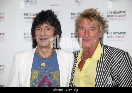 Rod Stewart & Ronnie Wood at the launch of the Olympic Torch concert in London 2004 Stock Photo