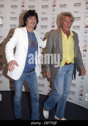 Rod Stewart & Ronnie Wood at the launch of the Olympic Torch concert in London 2004 Stock Photo