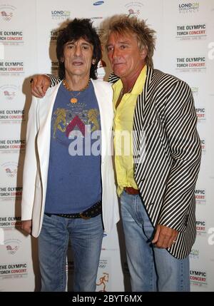 Rod Stewart & Ronnie Wood at the launch of the Olympic Torch concert in London 2004 Stock Photo