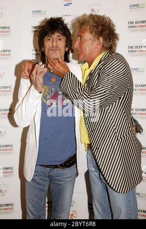 Rod Stewart & Ronnie Wood at the launch of the Olympic Torch concert in London 2004 Stock Photo