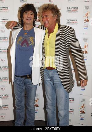 Rod Stewart & Ronnie Wood at the launch of the Olympic Torch concert in London 2004 Stock Photo