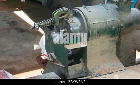 Portable rice milling machine, rice processing technology into modern ...