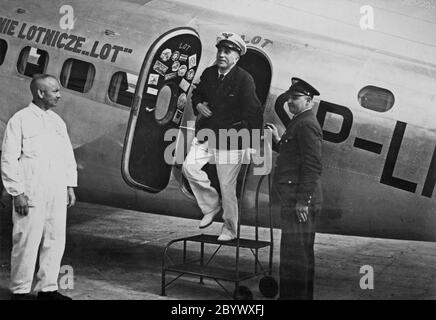 Flight PLL LOT director Wacław Makowski on the Lockheed L-14 Super Electra aircraft on the route Los Angeles-Central America-South America-Atlantic-Africa-Rome. PLL LOT Director pilot Wacław Makowski gets off the Lockheed L-14 super Electra; Warsaw, June 5, 1938. Stock Photo