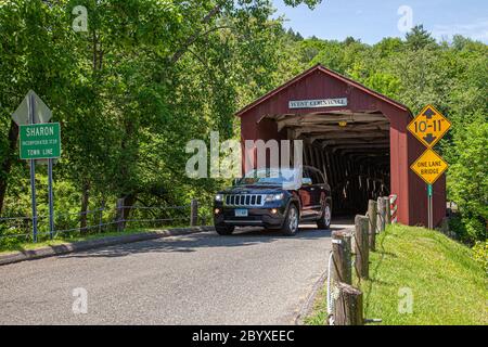 The West Cornwall Covered Bridge Crosses the Housatonic River in West Cornwall, Connecticut Stock Photo