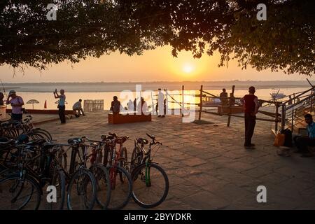 Morning strollers enjoying the early morning cool weather neat Assi Ghat in Varanasi, India Stock Photo