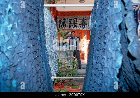TYPICAL CHINESE BATIK PROCESSING WITH INDIGO BLUE, ZHOUCHENG,  YUNNAN, CHINA Stock Photo