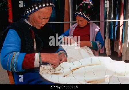 TYPICAL CHINESE BATIK PROCESSING WITH INDIGO BLUE, ZHOUCHENG,  YUNNAN, CHINA Stock Photo