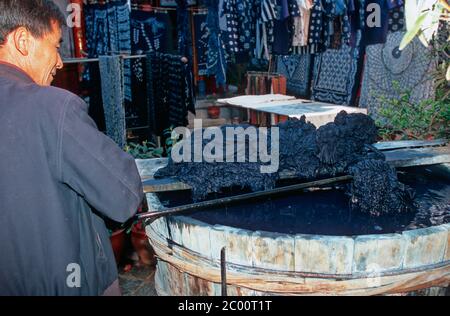 TYPICAL CHINESE BATIK PROCESSING WITH INDIGO BLUE, ZHOUCHENG,  YUNNAN, CHINA Stock Photo
