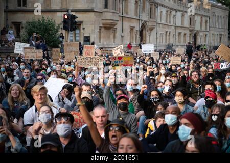 Oxford, UK. 9th June 2020. Hundreds of demonstrators gather below the Cecil Rhodes statue in Oxford calling for the effigy to be removed. The Rhodes M Stock Photo