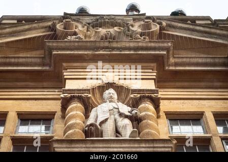 Oxford, UK. 9th June 2020. Hundreds of demonstrators gather below the Cecil Rhodes statue in Oxford calling for the effigy to be removed. The Rhodes M Stock Photo