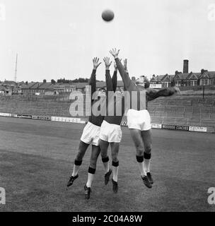 Crystal Palace players in a pre match huddle. - Tottenham Hotspur v