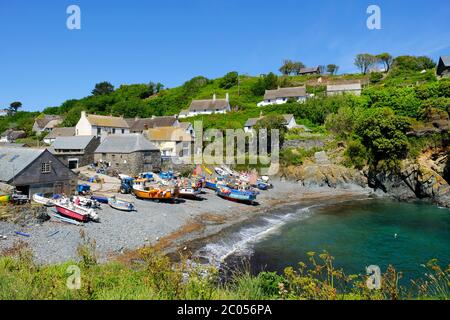 The harbour and beach at Cadgwith, a village on the Lizard peninsula, Cornwall, UK - John Gollop Stock Photo