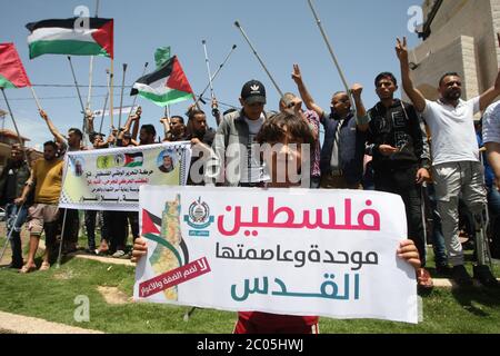 Rafah, Gaza. 11th June, 2020. Palestinians protest against Israel's plans to annex part of the occupied West Bank, at Rafah in the southern Gaza Stri, on Thursday, June 11, 2020. Israel has signaled it intends to annex West Bank settlements and the Jordan Valley, with initial steps slated to begin from July 1. Photo by Ismael Mohamad/UPI Credit: UPI/Alamy Live News Stock Photo