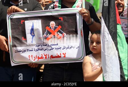 Rafah, Gaza. 11th June, 2020. Palestinians lift placards during a protest against Israel's plans to annex part of the occupied West Bank, at Rafah in the southern Gaza Stri, on Thursday, June 11, 2020. Israel has signaled it intends to annex West Bank settlements and the Jordan Valley, with initial steps slated to begin from July 1. Photo by Ismael Mohamad/UPI Credit: UPI/Alamy Live News Stock Photo