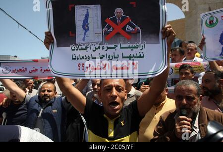 Rafah, Gaza. 11th June, 2020. Palestinians lift placards during a protest against Israel's plans to annex part of the occupied West Bank, at Rafah in the southern Gaza Stri, on Thursday, June 11, 2020. Israel has signaled it intends to annex West Bank settlements and the Jordan Valley, with initial steps slated to begin from July 1. Photo by Ismael Mohamad/UPI Credit: UPI/Alamy Live News Stock Photo