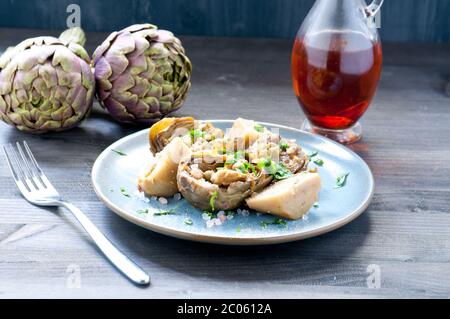 Artichoke salad with balsamic vinegar and salt potatoes pink Stock Photo