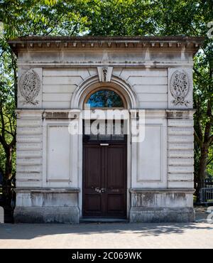 One of two remaining Victorian lodges at the entrance to Euston Station, which flanked the Doric Arch which was demolished in 1962, Grade II listed Stock Photo