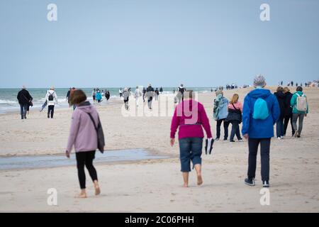 11 June 2020, Schleswig-Holstein, Westerland/Sylt: Tourists, holidaymakers and day visitors are on the move on the beach of Westerland on Sylt. Schleswig-Holstein's Minister President Günther visited the North Sea island on Thursday to get an idea of the current situation on the island. (to dpa: ''Very disciplined' - Sylt well prepared for the season') Photo: Christian Charisius/dpa Stock Photo