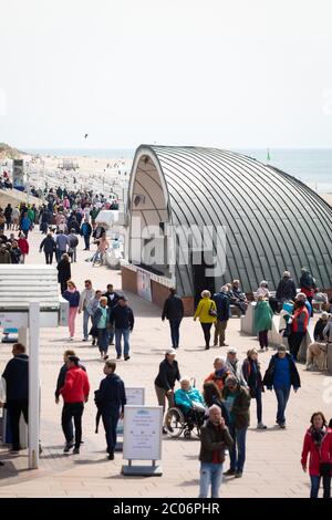 11 June 2020, Schleswig-Holstein, Westerland/Sylt: Tourists and day visitors are on the beach promenade of Westerland. Schleswig-Holstein's Prime Minister Günther visited the North Sea island on Thursday to get an idea of the current situation on the island. (to dpa ''Very disciplined'' - Sylt well prepared for season') Photo: Christian Charisius/dpa Stock Photo