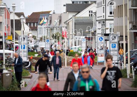 11 June 2020, Schleswig-Holstein, Westerland/Sylt: Tourists, holidaymakers and day visitors are on the move in the pedestrian zone of Westerland on Sylt. Schleswig-Holstein's Minister President Günther visited the North Sea island on Thursday to get an idea of the current situation on the island. (to dpa ''Very disciplined'' - Sylt well prepared for season') Photo: Christian Charisius/dpa Stock Photo