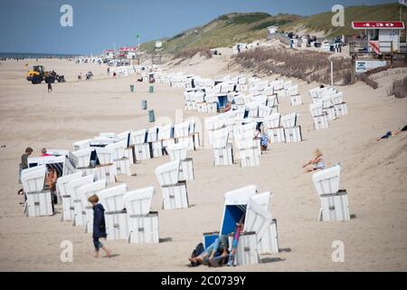 11 June 2020, Schleswig-Holstein, Westerland/Sylt: Beach chairs can be found on the beach of Westerland on Sylt. Schleswig-Holstein's Minister President Günther visited the North Sea island on Thursday to get an idea of the current situation on the island. (to dpa: ''Very disciplined' - Sylt well prepared for the season') Photo: Christian Charisius/dpa Stock Photo
