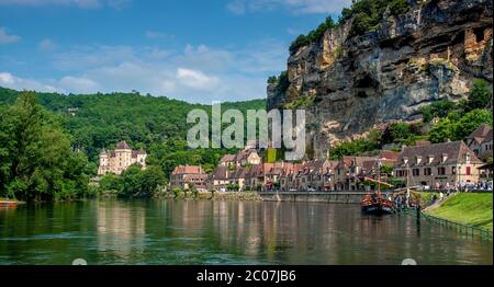 River Dordogne, La Roque Gageac, Dordogne, Perigord Noir, Aquitaine, France, Europe Stock Photo