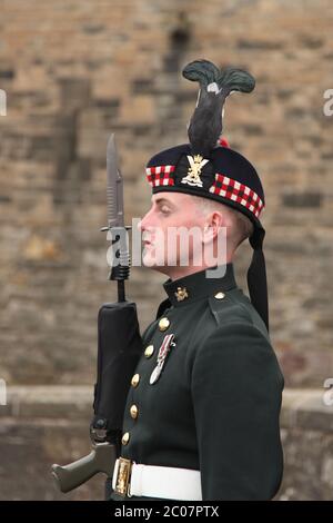Edinburgh Castle Guard, 6th Battalion The Royal Regiment of Scotland (6 SCOTS) stands to attention on castle grounds Stock Photo