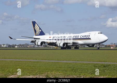 Amsterdam Airport Schiphol - Boeing 747 of Singapore Airlines Cargo lands Stock Photo