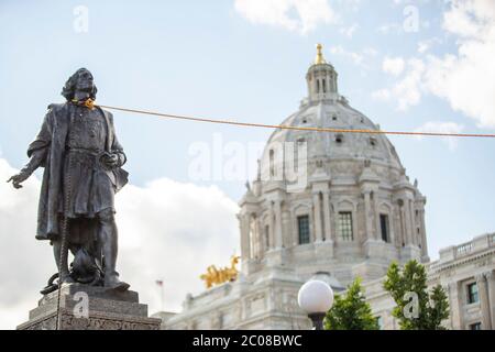 St. Paul, Minnesota, USA. 10th June, 2020. Native American activists sling up a rope around the neck of the Christopher Columbus statue on the grounds of the State Capitol to bring it down. (Credit Image: © Chris JuhnZUMA Wire) Stock Photo